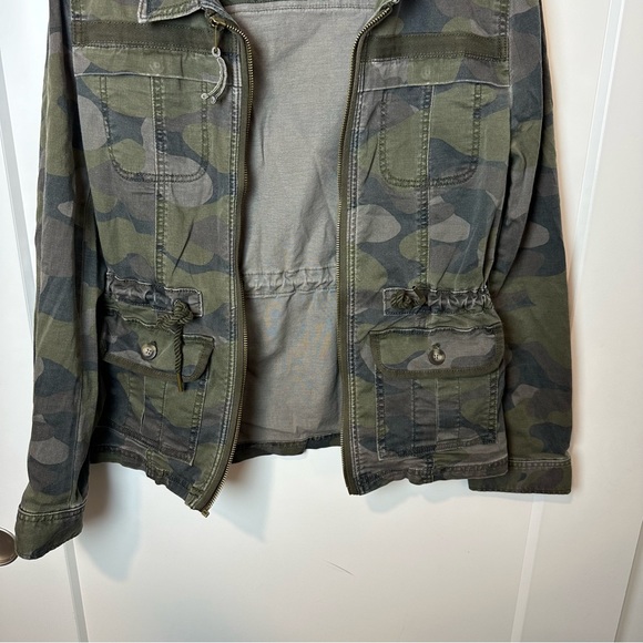 Express Camo Print Utility Jacket - Picture 6 of 8